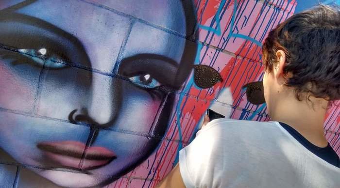 Scaled_carla_grafitando