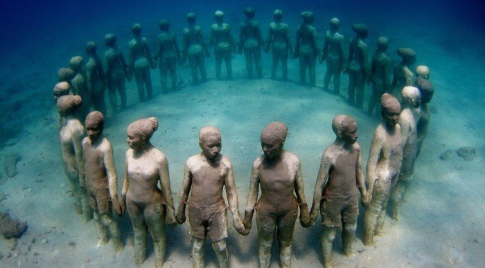 Scaled_underwater-statues-700x558