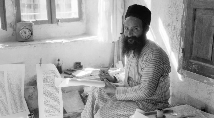 Scaled_jewish_scribe_writing_the_torah